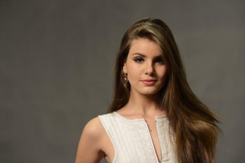 Camila Queiroz estreia na tevê com destaque