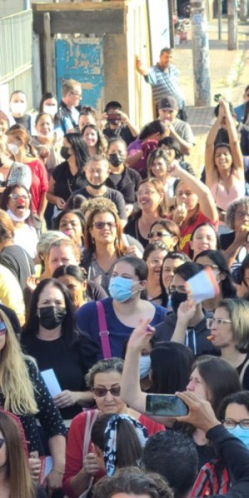 Servidores fazem manifestação na prefeitura