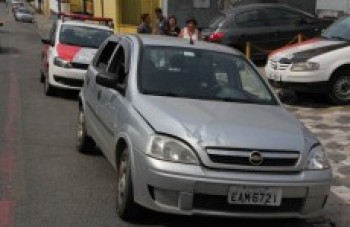 Menores são pegos em carro roubado