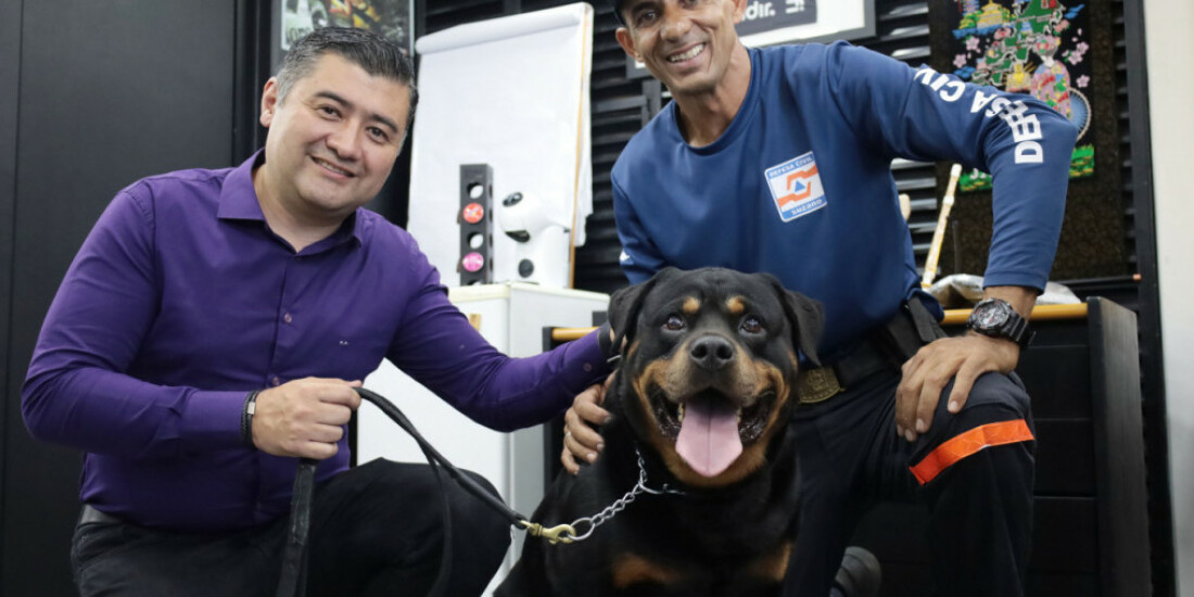 Thor, primeiro cão da GCM, é recepcionado pelo prefeito no dia de sua aposentadoria