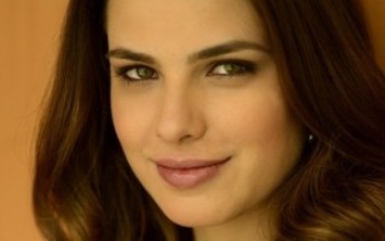 Thaís Melchior encanta-se com a sua personagem