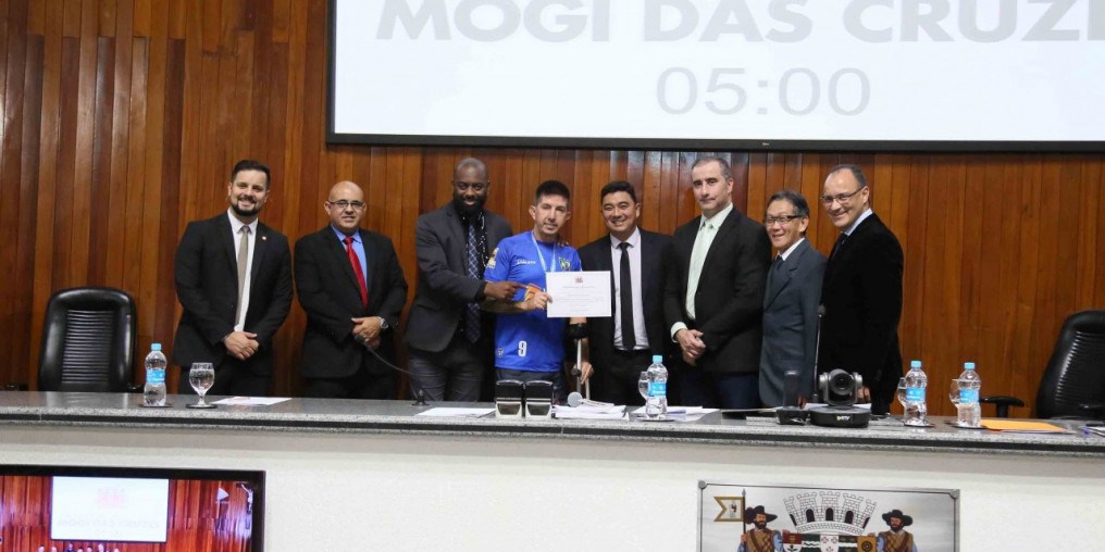 Câmara de Mogi homenageia Rogerinho e equipe da seleção