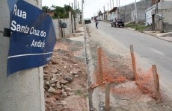 Moradores da Vila São Paulo reclamam de obra inacabada