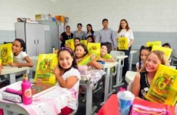 Mamoru inicia entrega de 32 mil kits nas escolas