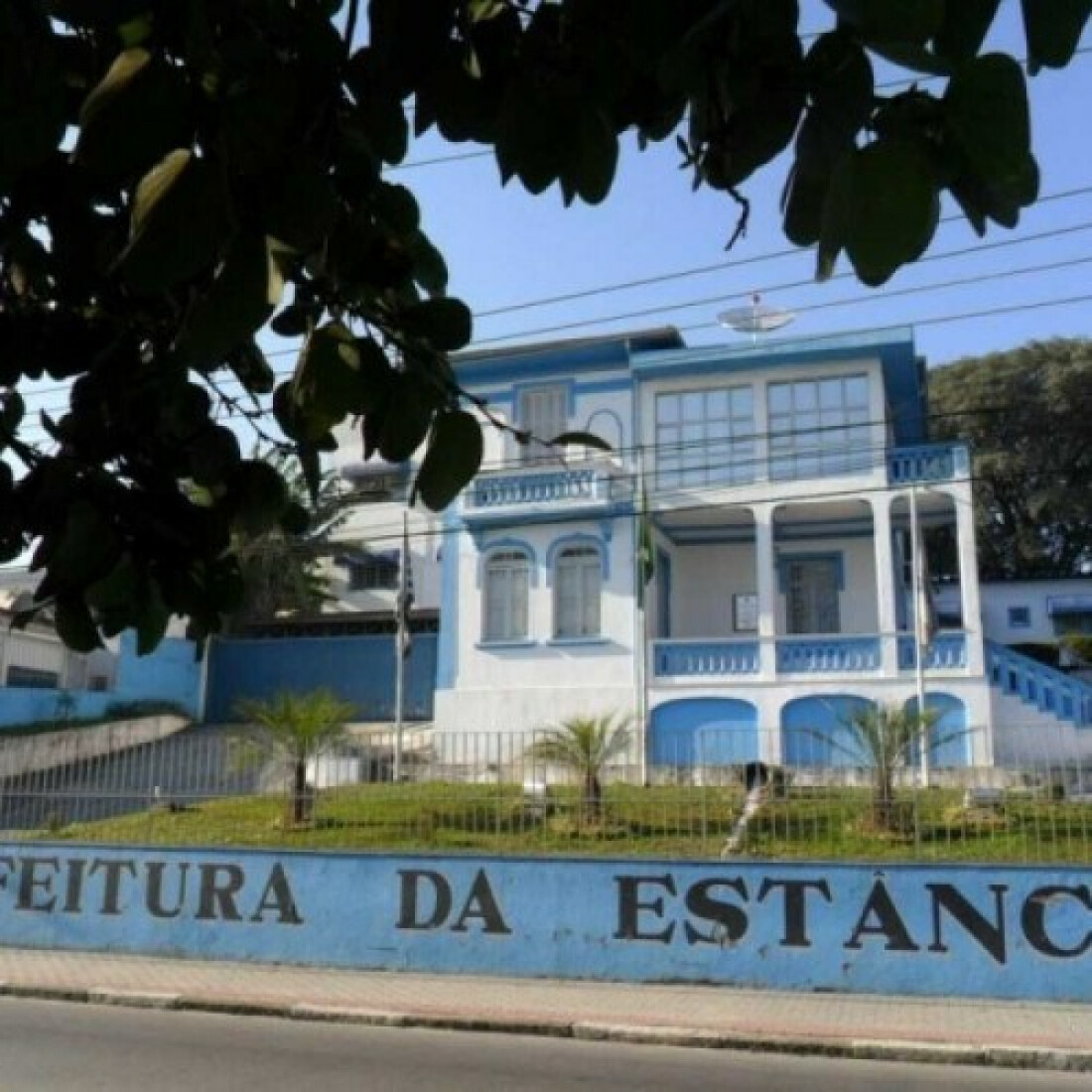 Prefeitura e sindicatos tentam acordo salarial