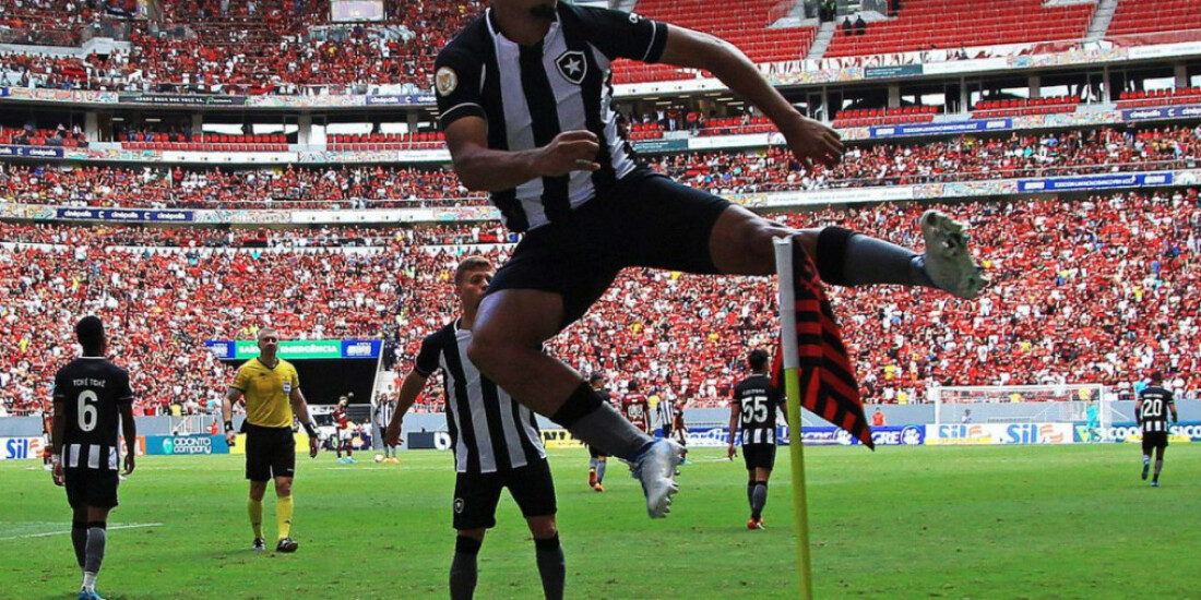 Botafogo vence Flamengo, quebra tabu e sobe na tabela do Brasileiro
