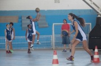 Poá faz avaliação de garotas para formar time de basquete