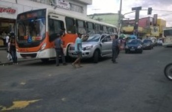 Ônibus e carro se enroscam em Itaquá e prejudicam o trânsito