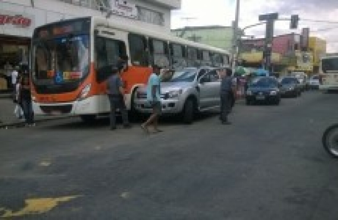 Ônibus e carro se enroscam em Itaquá e prejudicam o trânsito
