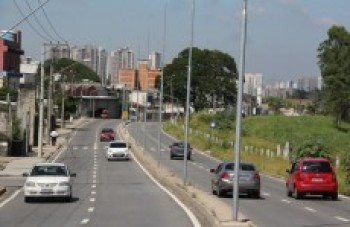 Postes são instalados na Mogi-Guararema