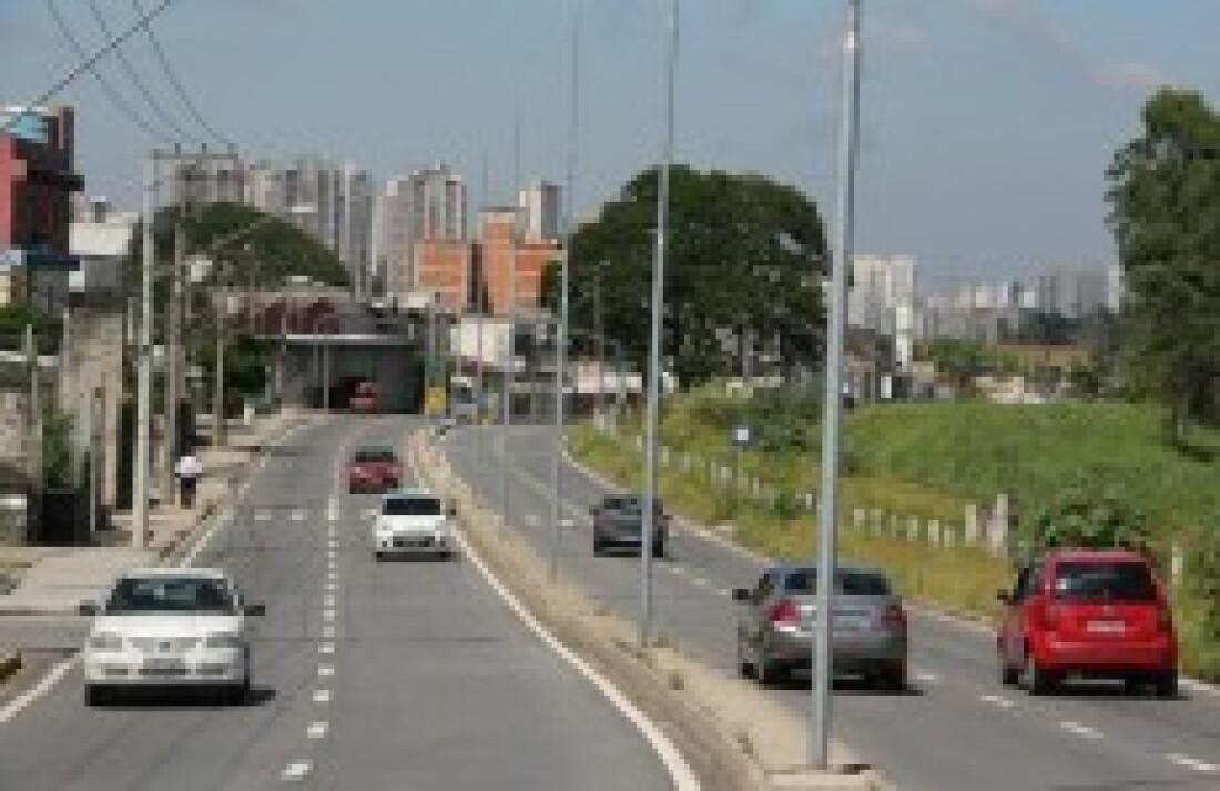 Postes são instalados na Mogi-Guararema
