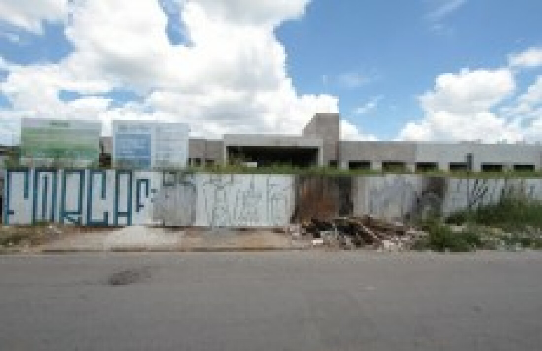 Revista tem duas unidades de saúde em obras abandonadas