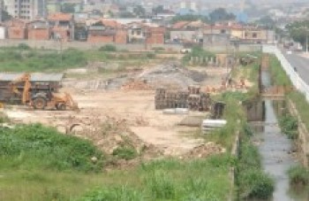 Borges promete entregar o piscinão