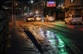 Em Ferraz, 3 são resgatados após veículo cair em córrego