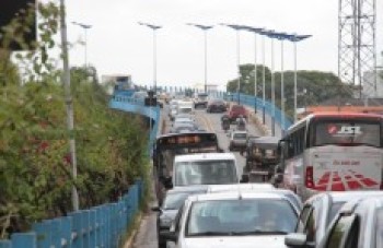 Córrego Itaim inunda Poá e Ferraz de Vasconcelos de novo