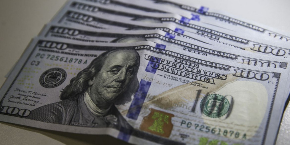 Dólar cai 2,14% e fecha abaixo de R$ 5 antes de redefinições de juros