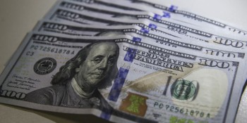 Dólar cai 2,14% e fecha abaixo de R$ 5 antes de redefinições de juros