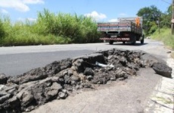 asfalto está danificado