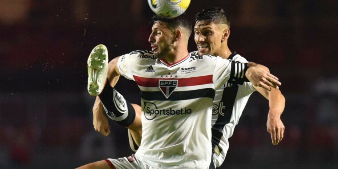 São Paulo derrota Santos em clássico com gol de pênalti no fim