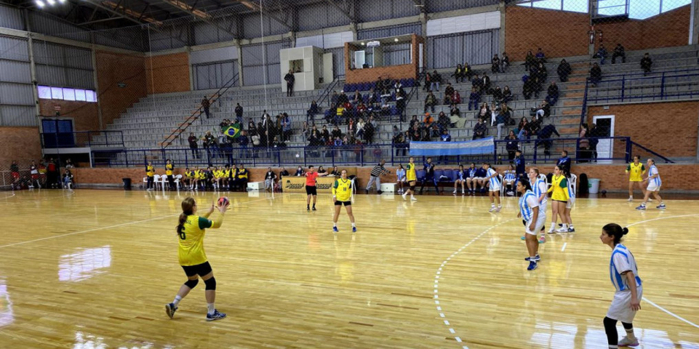 Seleção feminina de handebol goleia Argentina na Surdolimpíada