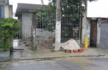 Poste impede entrada de veículos