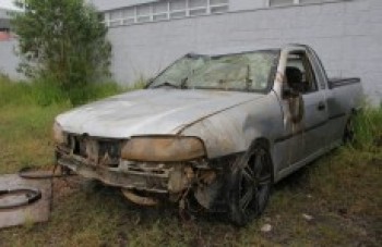 Dois morrem após carro cair em córrego