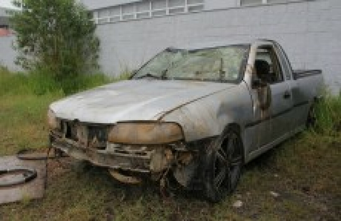 Dois morrem após carro cair em córrego