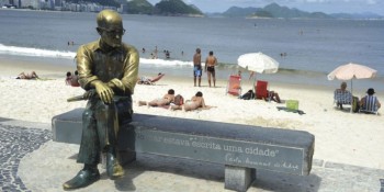 Óculos furtados da estátua de Drummond serão repostos em um mês