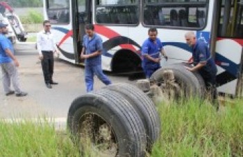 Ônibus perde eixo traseiro na Mogi-Guararema