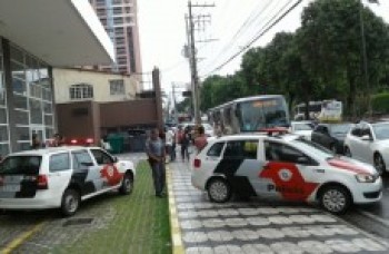 Acusados de roubo a ônibus são detidos no Centro Cívico
