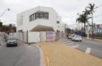 Teatro continua sem data de inauguração