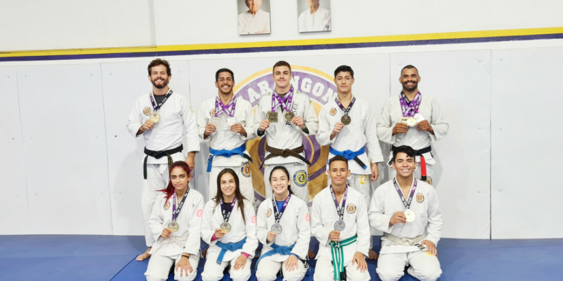Atletas recebem medalha