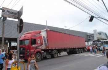 Caminhão bate em poste no centro