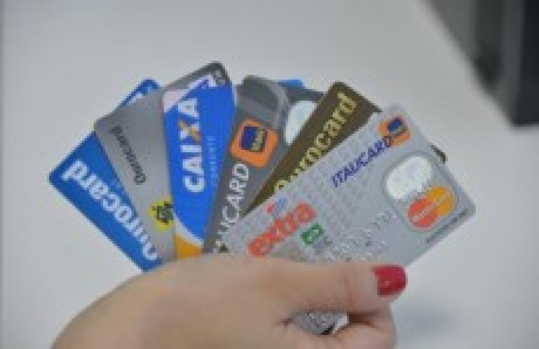 Juros do cartão de crédito chega a 439% ao ano