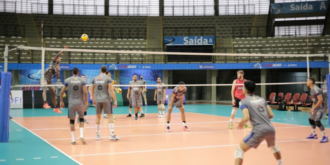 Equipe de vôlei faz visita às instalações da Sabesp