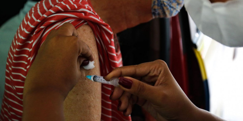 Rio anuncia segunda dose de reforço para covid-19 para todos idosos