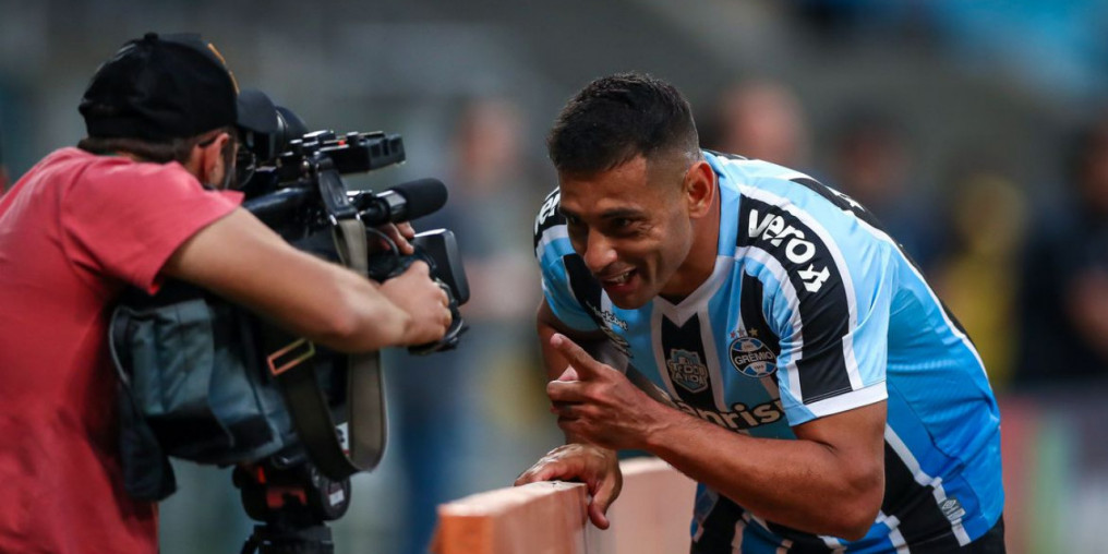 Diego Souza marca três e Grêmio derrota Guarani na Série B