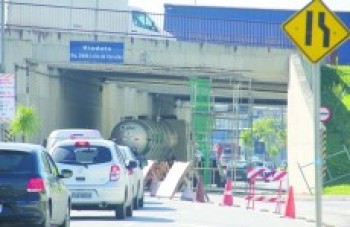 Obra em viaduto causa interdição de uma faixa da via Perimetral