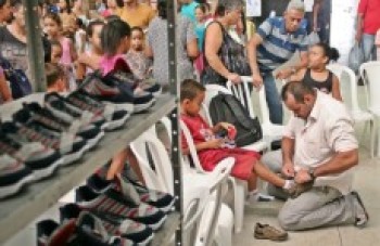 Estudantes da rede municipal recebem kits de uniformes