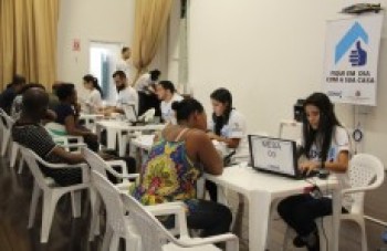 Moradores da CDHU em Mogi negociam dívida em mutirão