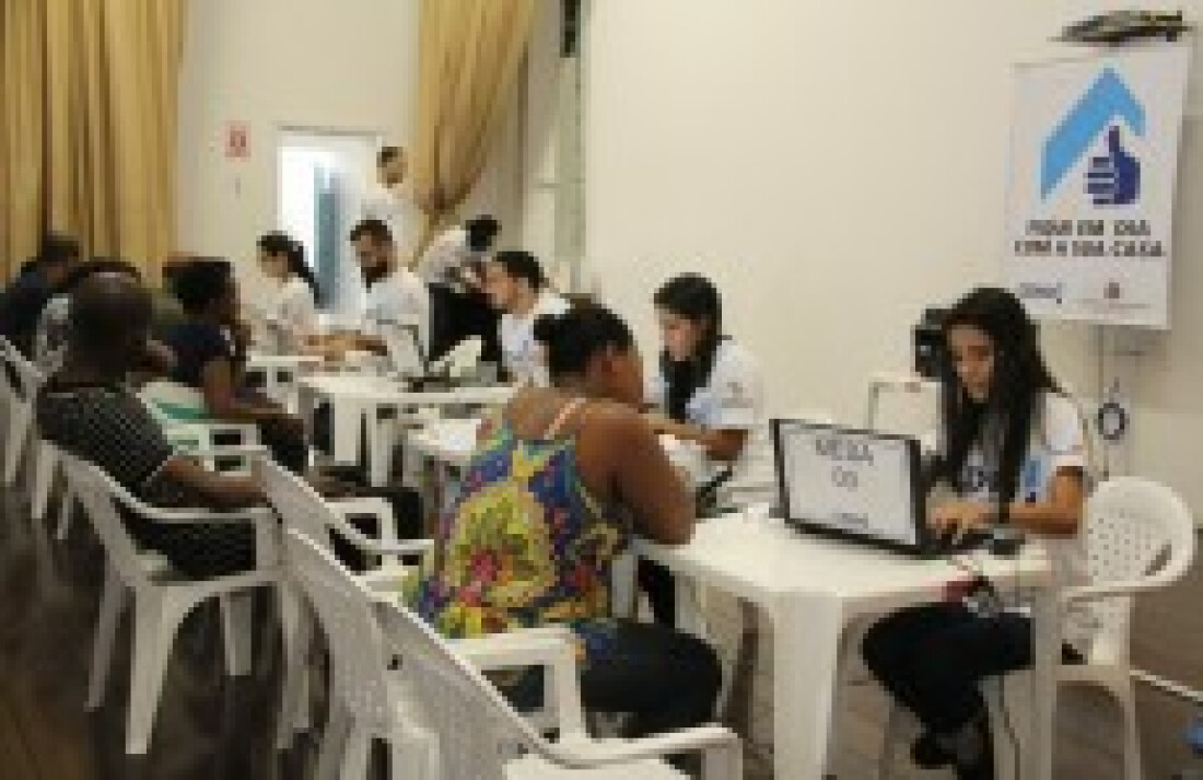 Moradores da CDHU em Mogi negociam dívida em mutirão