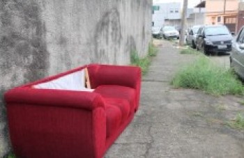 Sofá é jogado em calçada de rua na Vila Santista: