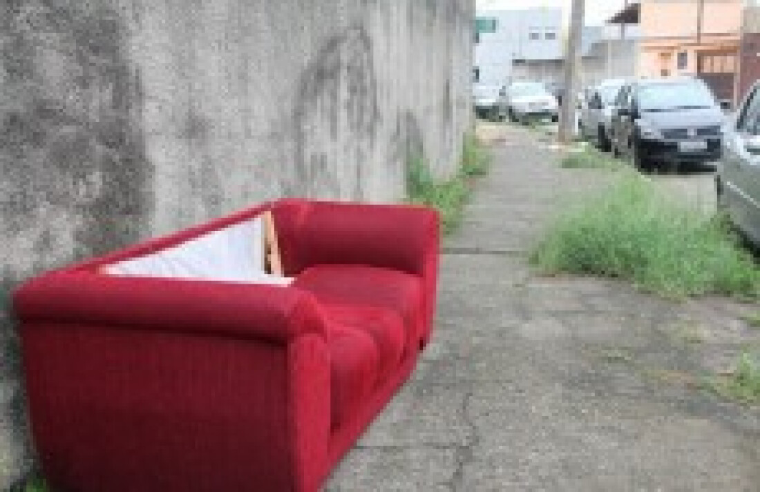 Sofá é jogado em calçada de rua na Vila Santista: