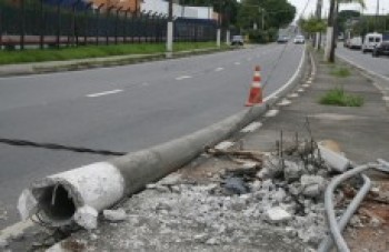 Poste derrubado por carro continua em canteiro: