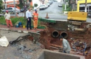 Secretário acompanha a reconstrução de via