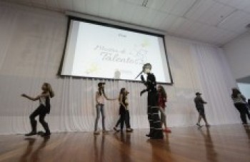 Estudantes criam paródias de notícias divulgadas no Dat