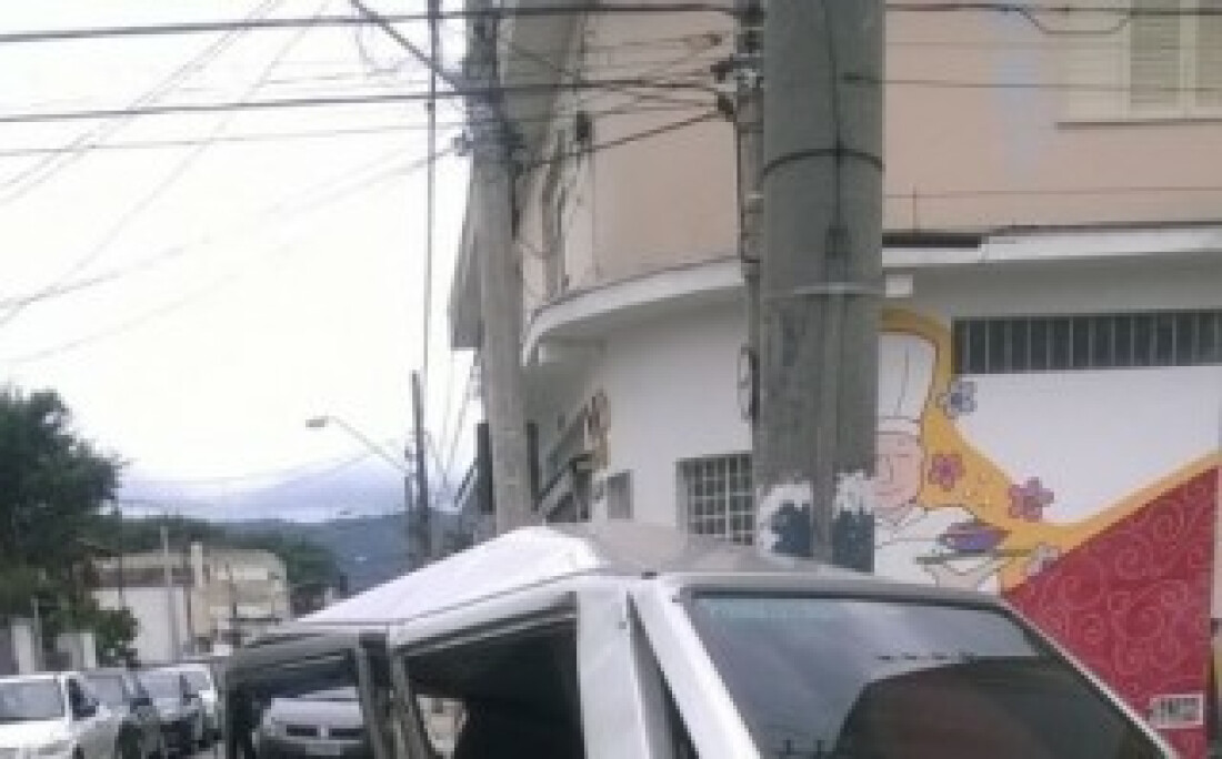 Carros colidem em cruzamento de Mogi