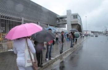 Passageiros sofrem em ponto sem cobertura em Suzano