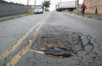 Buraco coloca motoristas em risco