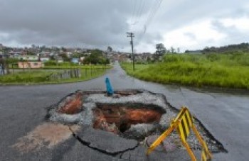 Cratera preocupa moradores do São Bernardino: